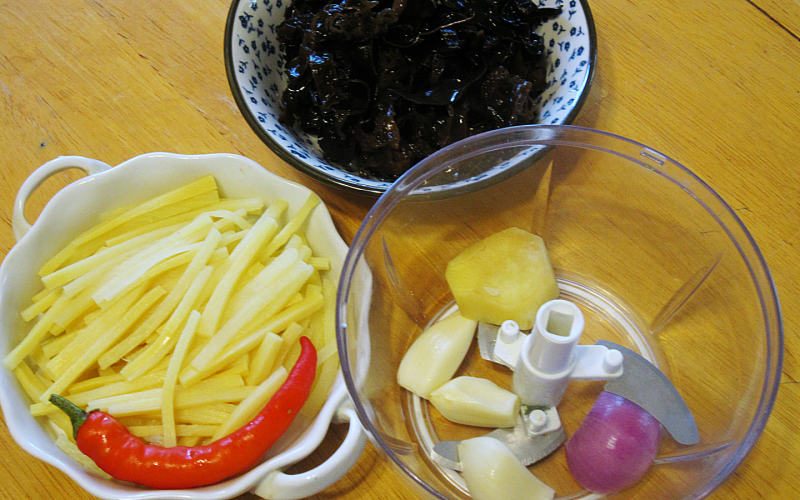 Steps for Making Fish-flavored Shredded Pork