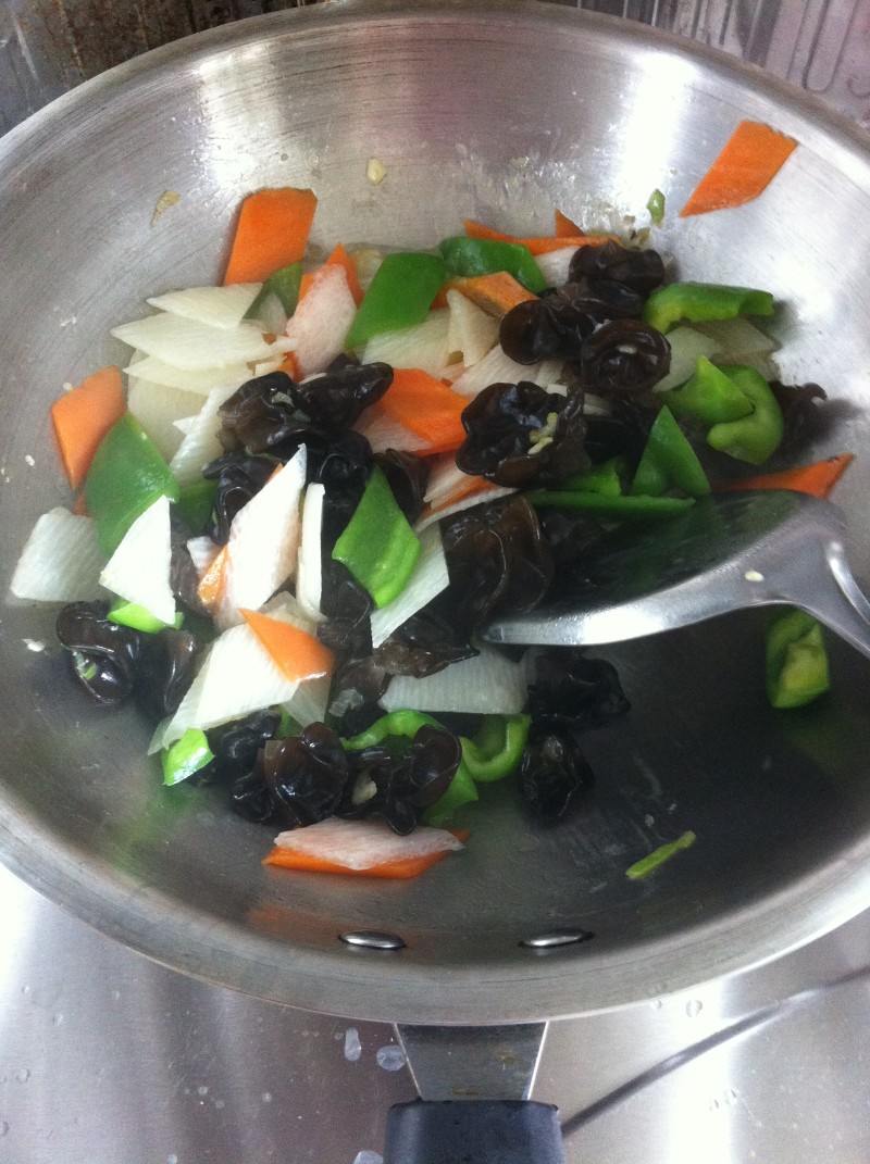 Detailed Steps for Home-style Quick Dish - Stir-fried Yam and Black Fungus