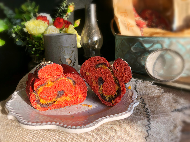 Red Bean and Pork Floss Soft European Bread with Red Wine Lees