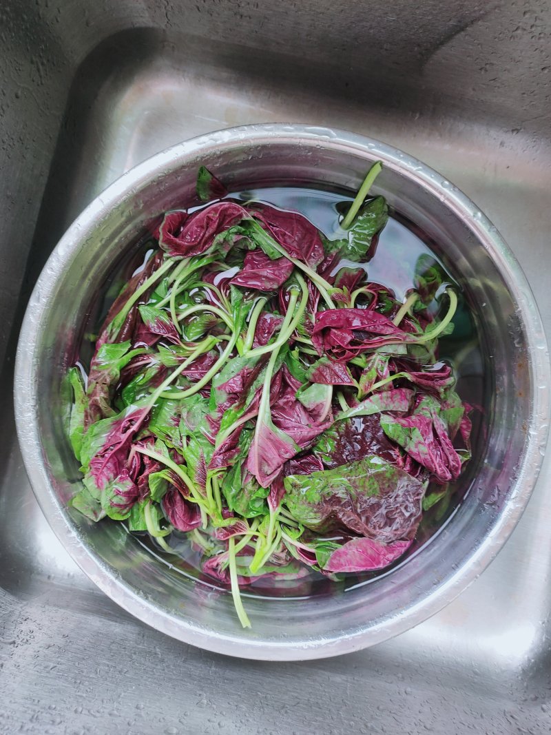 Steps for Cooking Stir-fried Red Amaranth with Garlic