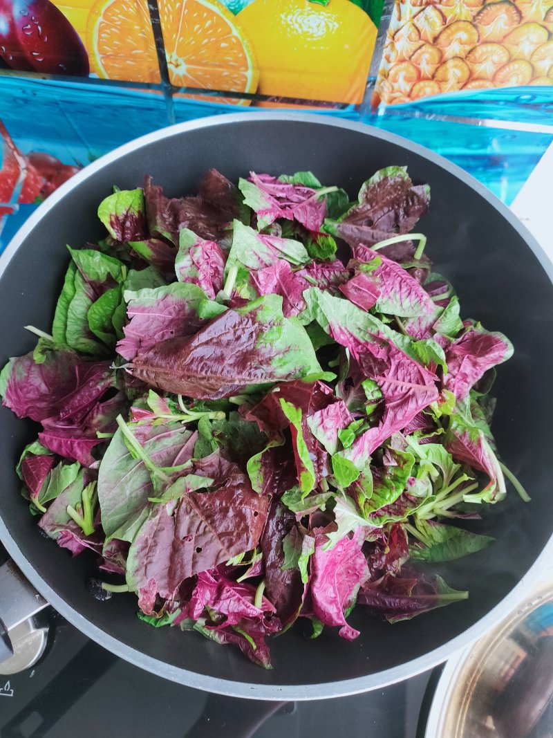 Steps for Cooking Stir-fried Red Amaranth with Garlic