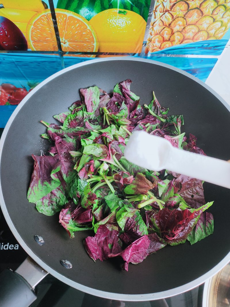 Steps for Cooking Stir-fried Red Amaranth with Garlic