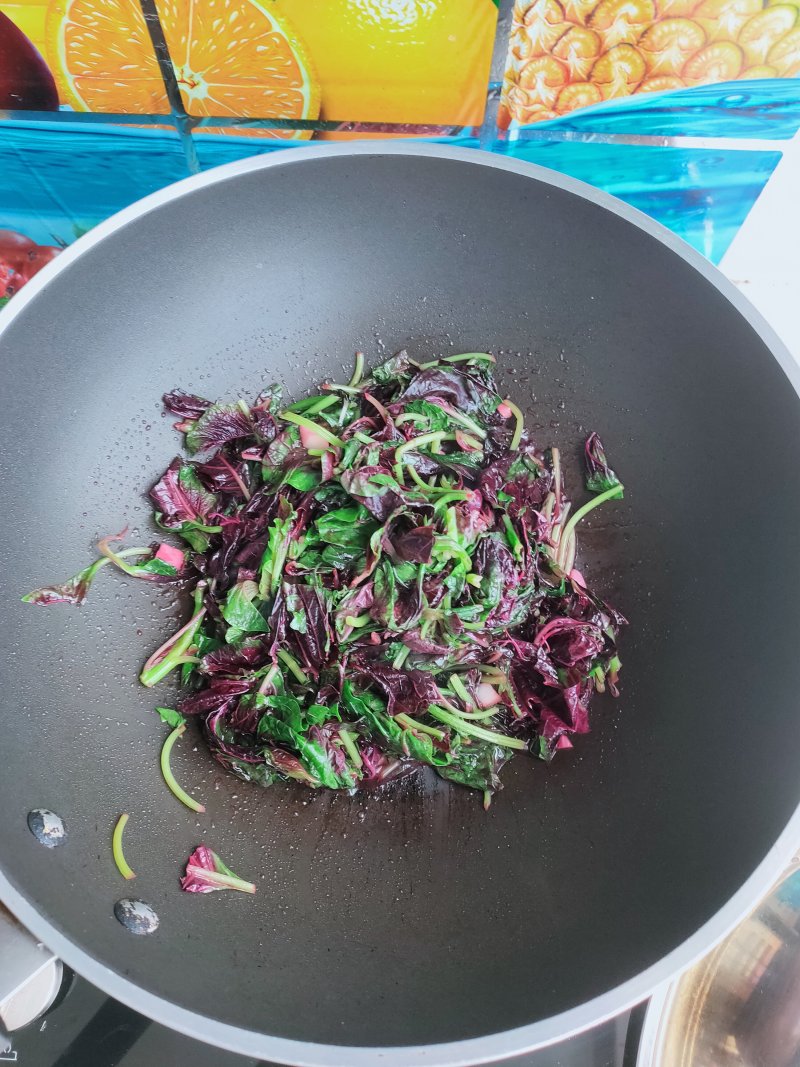 Steps for Cooking Stir-fried Red Amaranth with Garlic