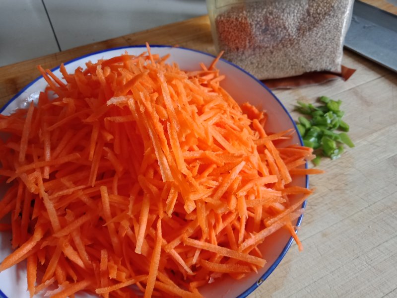 Steps for Making Stir-Fried Shredded Carrots