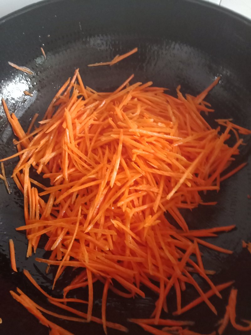 Steps for Making Stir-Fried Shredded Carrots