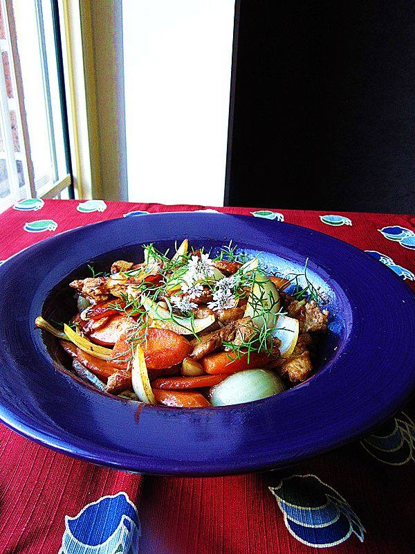 Delicious Chicken Stir-Fry with Red Carrots