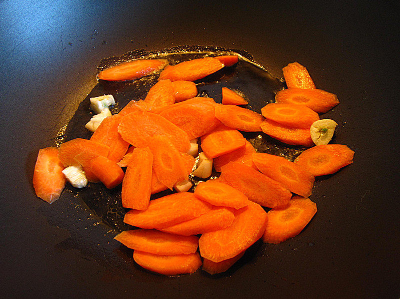 Steps to Cook Delicious Chicken Stir-Fry with Red Carrots