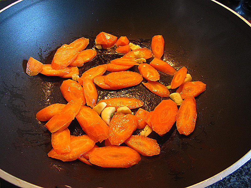 Steps to Cook Delicious Chicken Stir-Fry with Red Carrots