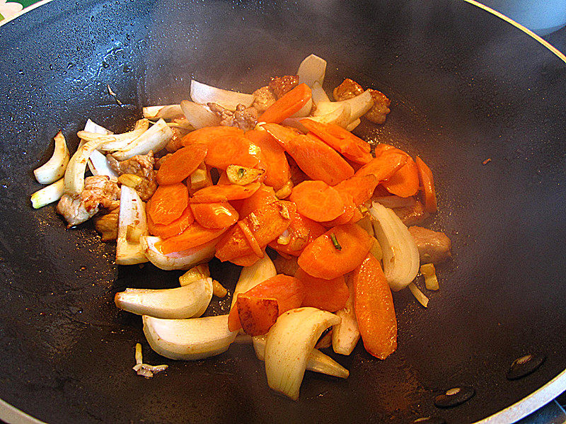 Steps to Cook Delicious Chicken Stir-Fry with Red Carrots