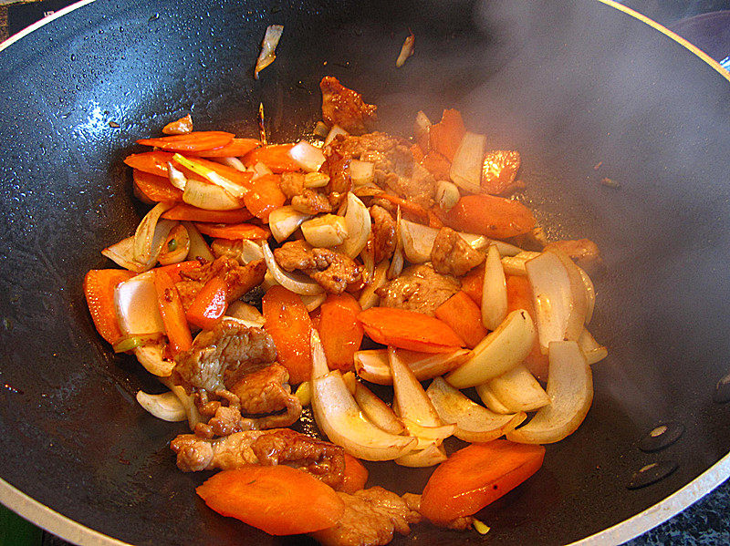 Steps to Cook Delicious Chicken Stir-Fry with Red Carrots