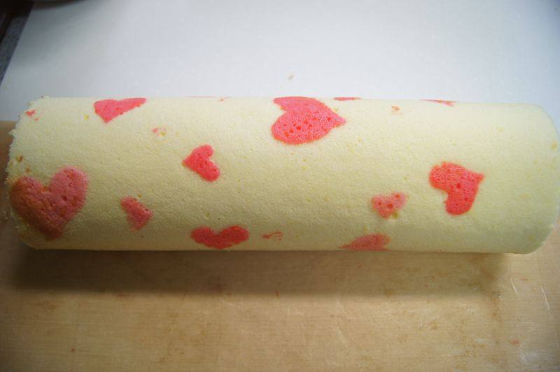 Valentine's Day Gift - Heart-shaped Cake Roll Making Steps