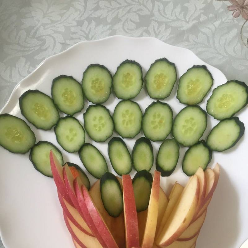 Steps for Making Fruit and Vegetable Platter - Peacock Display