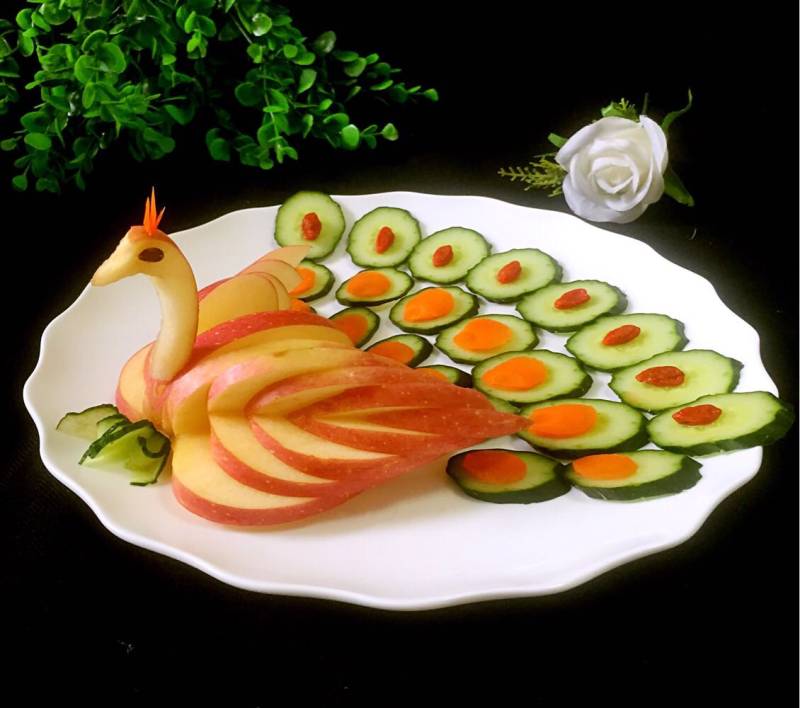 Steps for Making Fruit and Vegetable Platter - Peacock Display