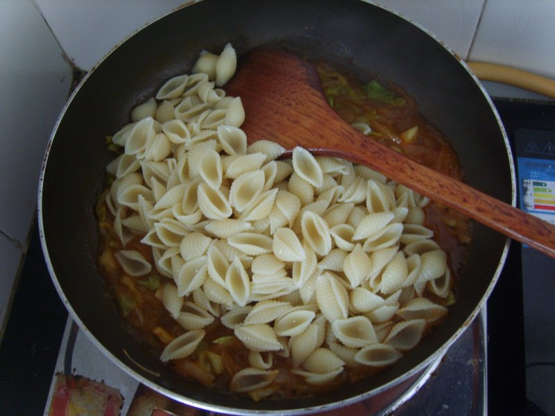 Steps for Cooking Pasta with Pizza Sauce