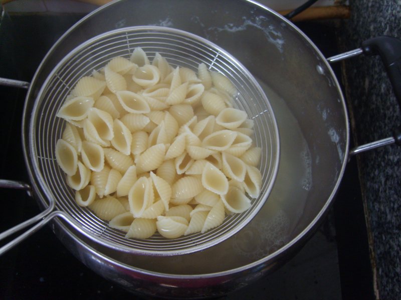 Steps for Cooking Pasta with Pizza Sauce