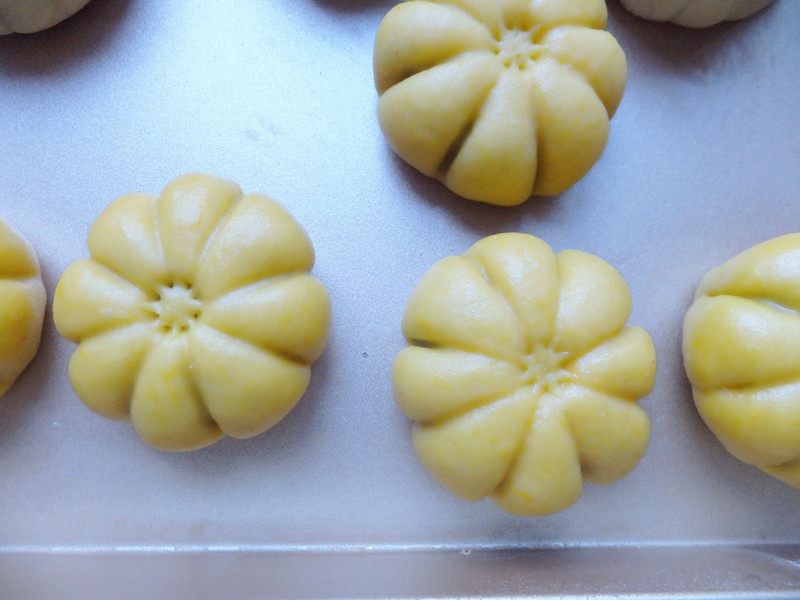 Steps for Making Delicious Pumpkin and Red Bean Mooncakes