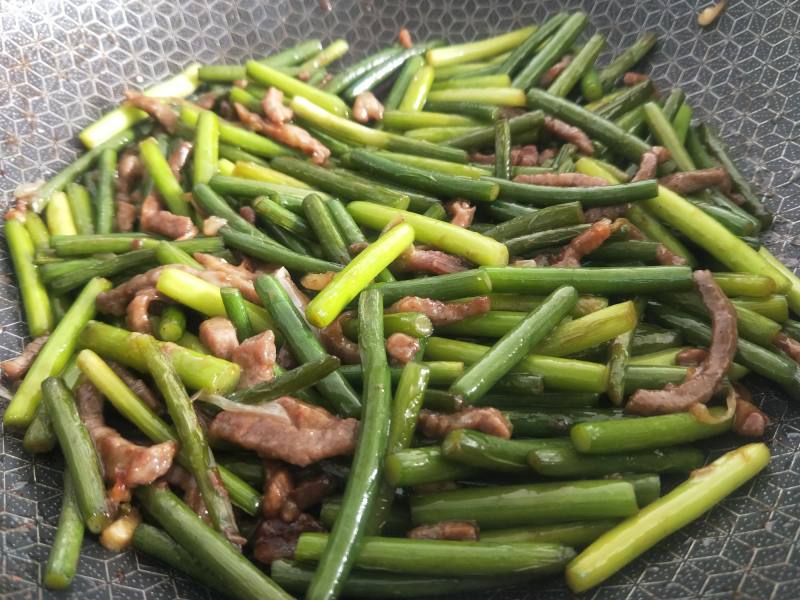 Steps for making Garlic Sprout Stir-fried Pork