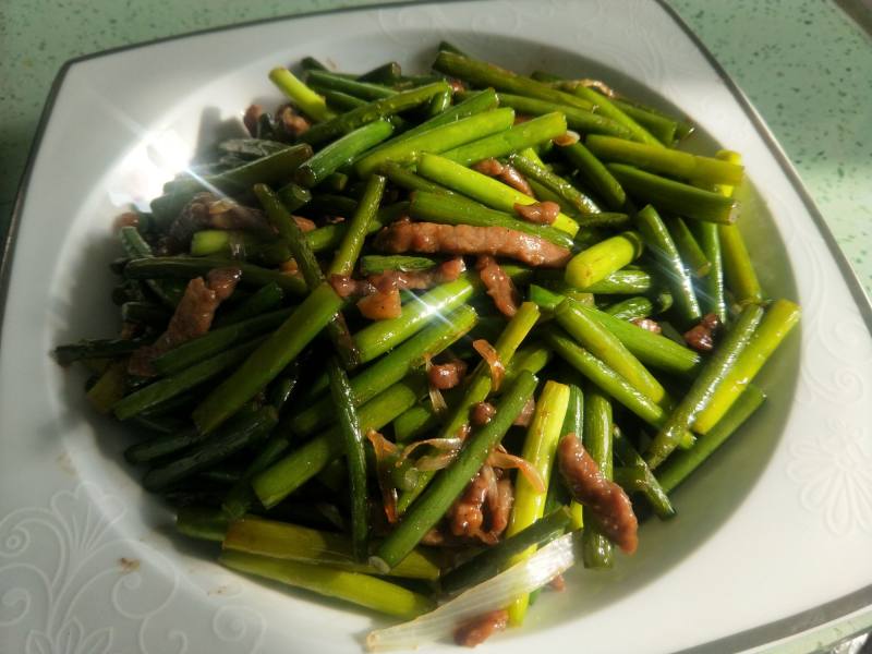 Steps for making Garlic Sprout Stir-fried Pork