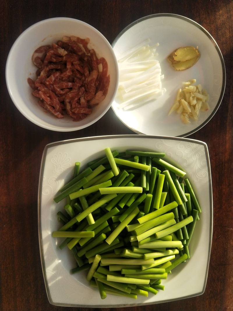 Steps for making Garlic Sprout Stir-fried Pork