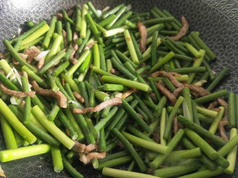 Steps for making Garlic Sprout Stir-fried Pork