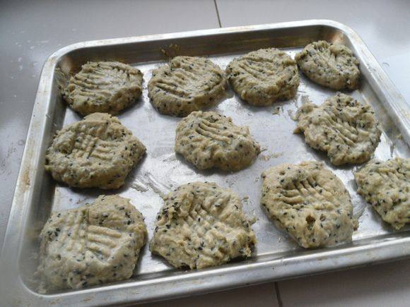 Steps for Making Matcha Sesame Cookies