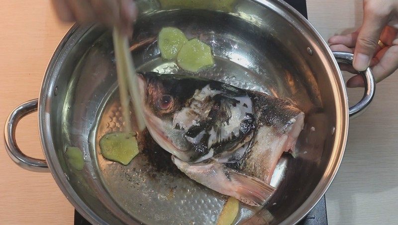 Cantonese Herbal Fish Head Soup Cooking Steps