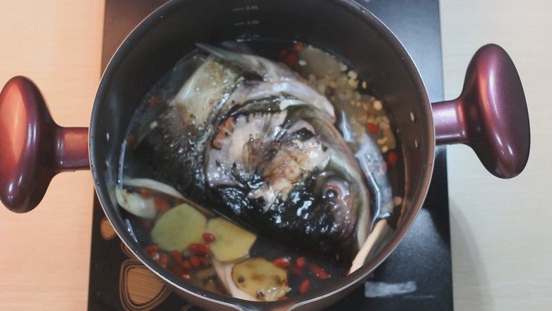 Cantonese Herbal Fish Head Soup Cooking Steps