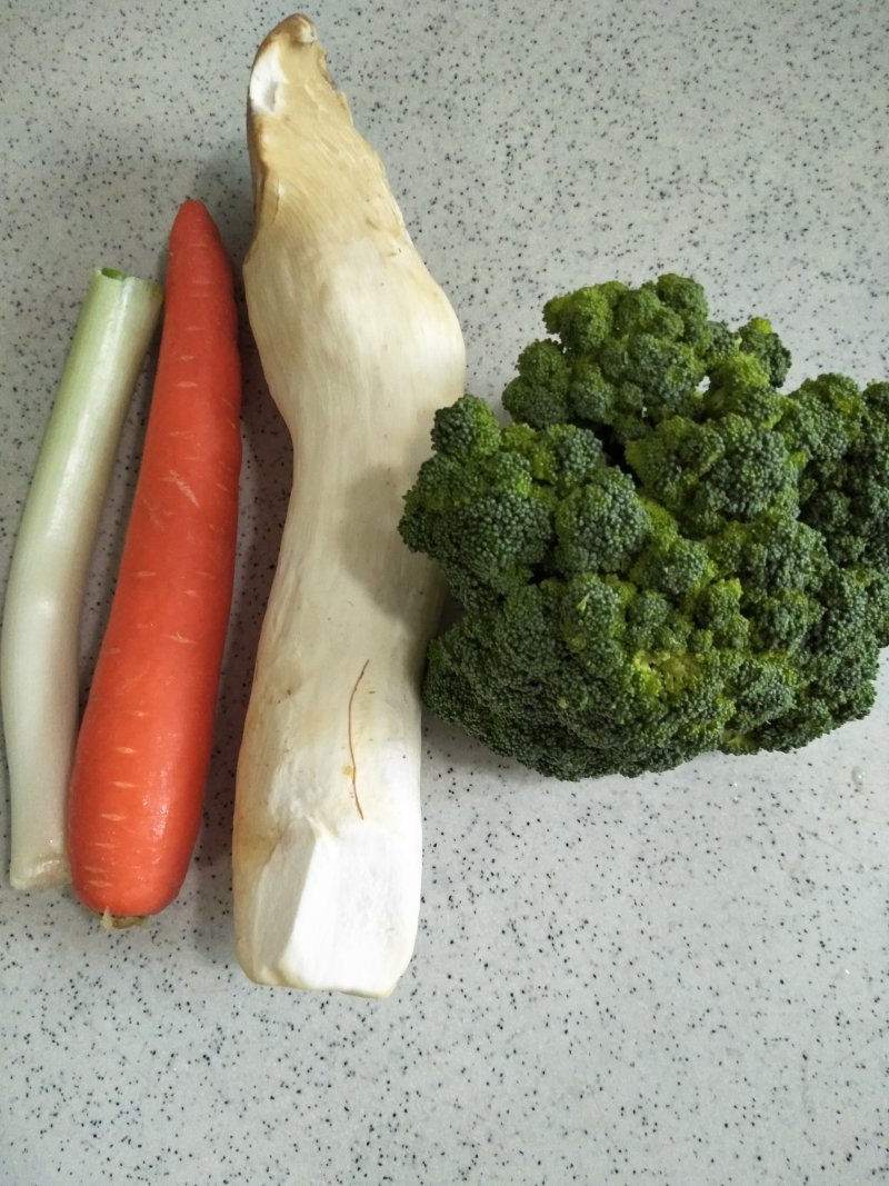 Steps for Stir-fried Broccoli with King Oyster Mushroom