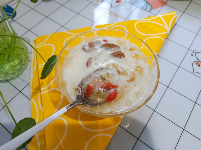 Peach Gum and Bird's Nest Sweet Soup