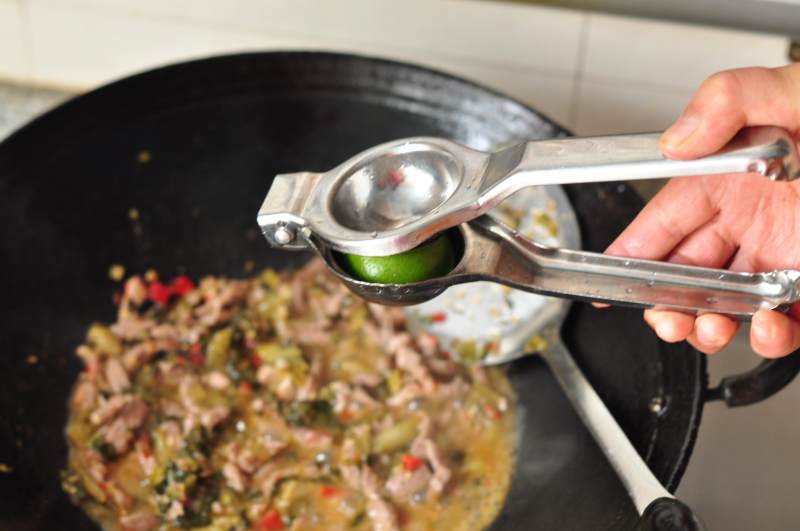 Dai Flavor - Stir-Fried Pork with Pickled Vegetables Cooking Steps