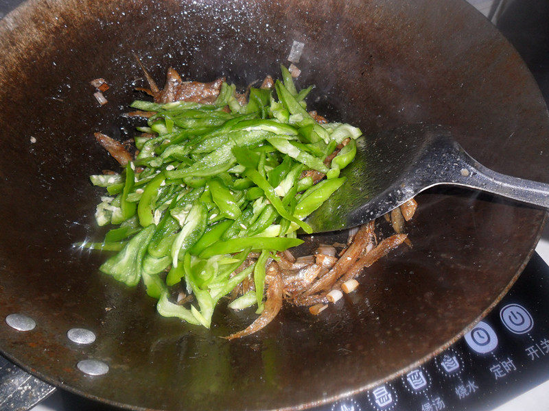 Steps for Cooking Green Pepper with Dried Fish