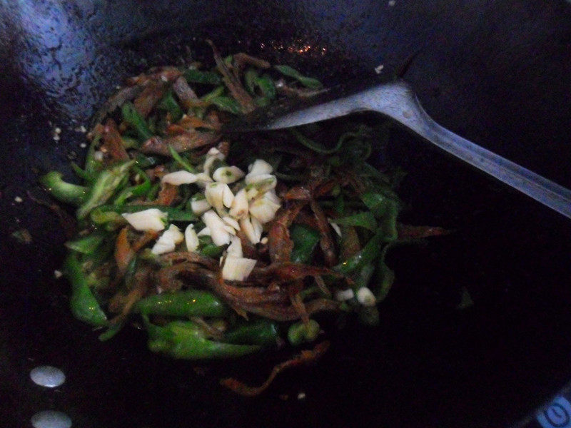 Steps for Cooking Green Pepper with Dried Fish