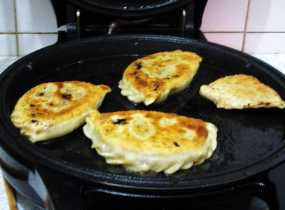 Steps for Cooking Pork and Scallion Dumplings