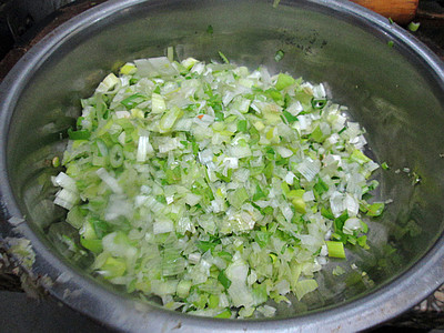 Steps for Cooking Pork and Scallion Dumplings