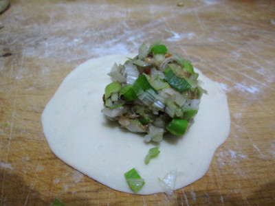 Steps for Cooking Pork and Scallion Dumplings