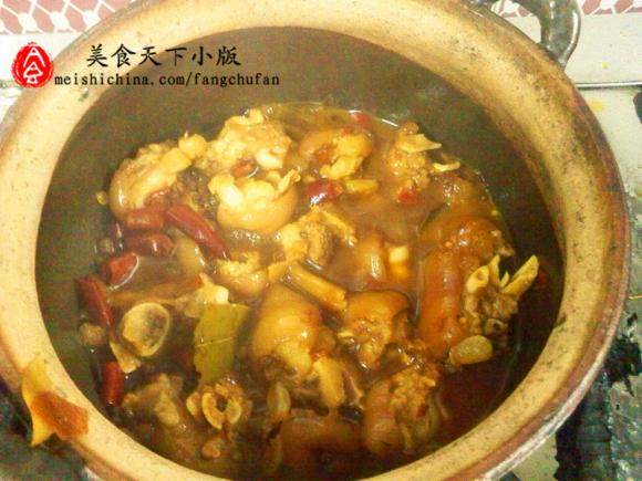 Steps for Cooking Spicy Pig Trotter Hot Pot