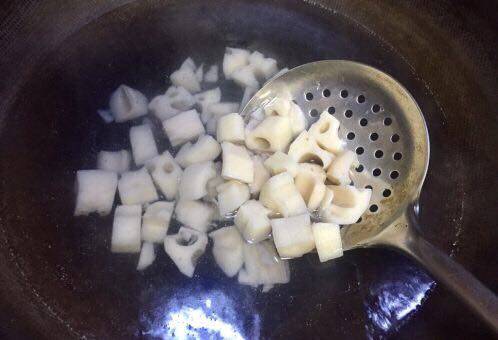 #Chinese New Year Flavor# Detailed Steps for Cooking Refreshing and Appetizing Cauliflower with Lotus Root