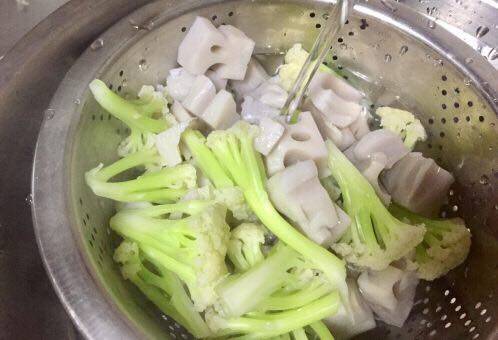 #Chinese New Year Flavor# Detailed Steps for Cooking Refreshing and Appetizing Cauliflower with Lotus Root