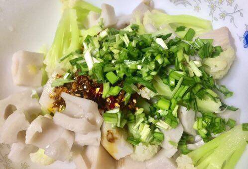 #Chinese New Year Flavor# Detailed Steps for Cooking Refreshing and Appetizing Cauliflower with Lotus Root