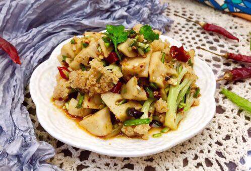 #Chinese New Year Flavor# Detailed Steps for Cooking Refreshing and Appetizing Cauliflower with Lotus Root