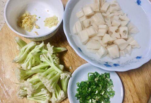 #Chinese New Year Flavor# Detailed Steps for Cooking Refreshing and Appetizing Cauliflower with Lotus Root