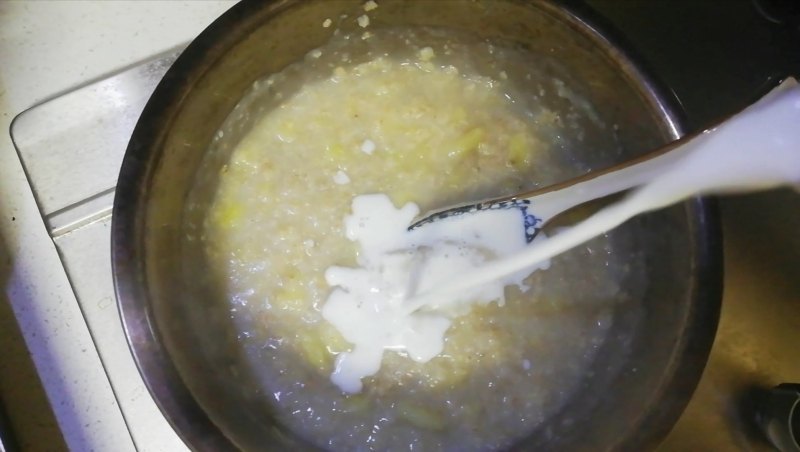 Steps for Making Oatmeal Porridge with Fresh Milk