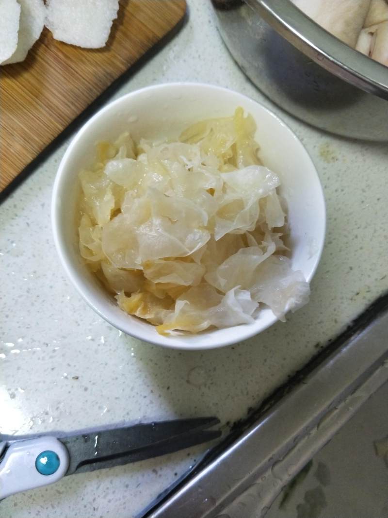 Steps for Making Nourishing Snow Pear Soup