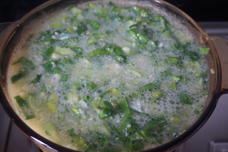 Steps to Make Mom's Flavor Egg and Vegetable Congee