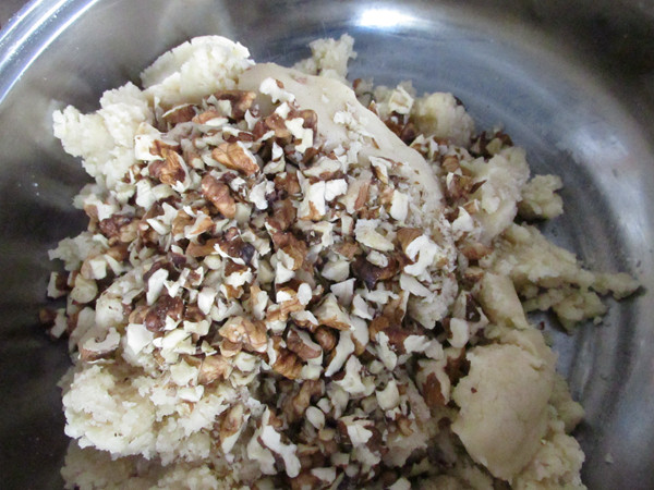 Step-by-Step Instructions for Making Rose Walnut Pastry