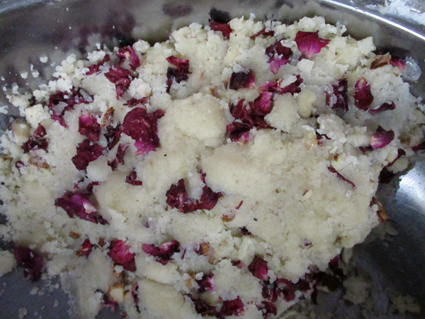 Step-by-Step Instructions for Making Rose Walnut Pastry