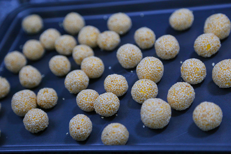 Steps for Making Pumpkin Sesame Balls