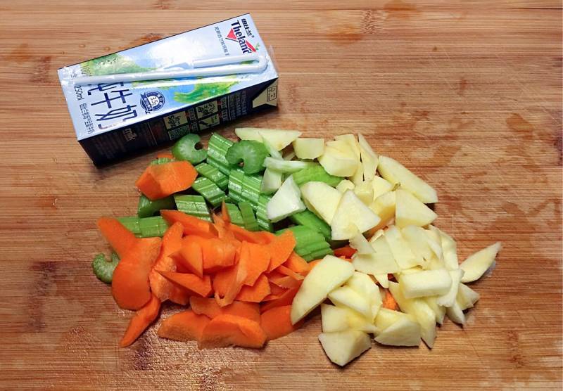 Steps for Making Carrot, Celery and Apple Juice