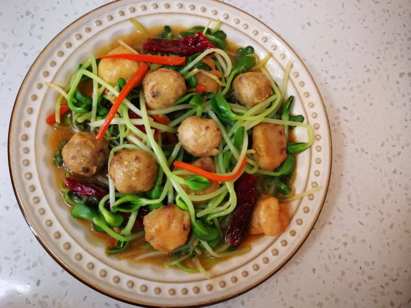 Steps for Cooking Bean Sprout Braised Meatballs