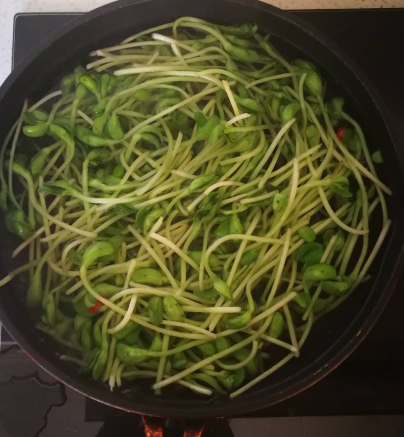 Steps for Cooking Bean Sprout Braised Meatballs